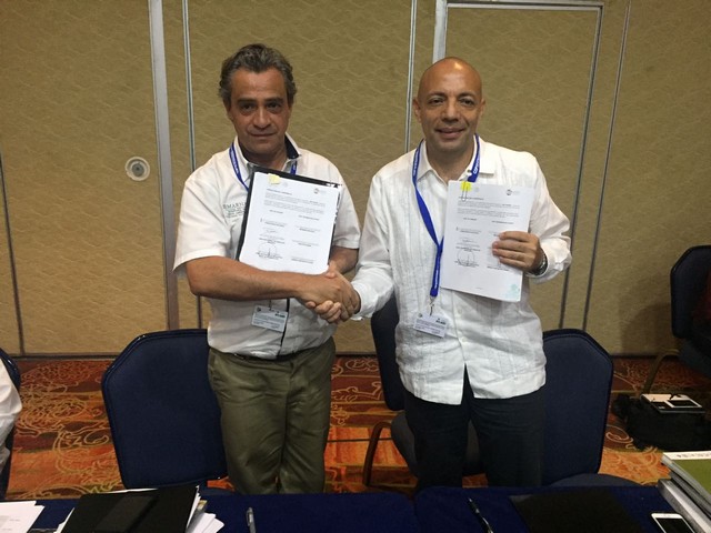 jose-bernal-de-conanp-y-rodolfo-raigoza-de-experiencias-xcaret-en-la-firma-de-convenio